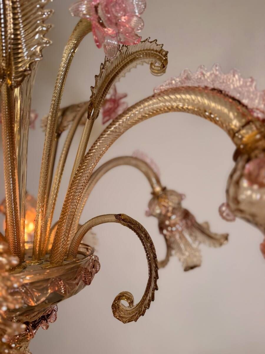 Venetian chandelier in gilded and pink Murano glass, 5 light arms, circa 1930.