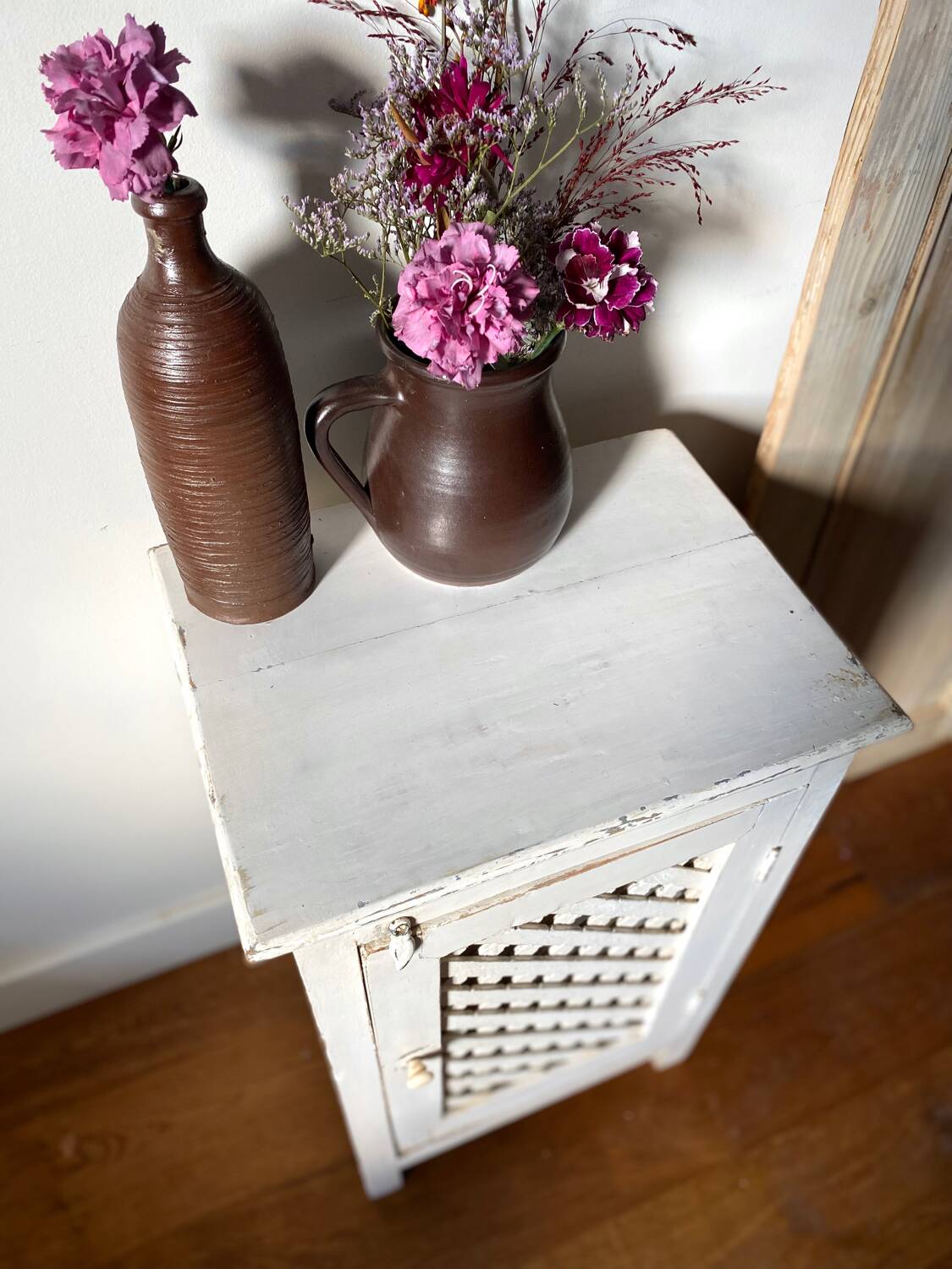 Jam jar with crossbars in old white patinated wood