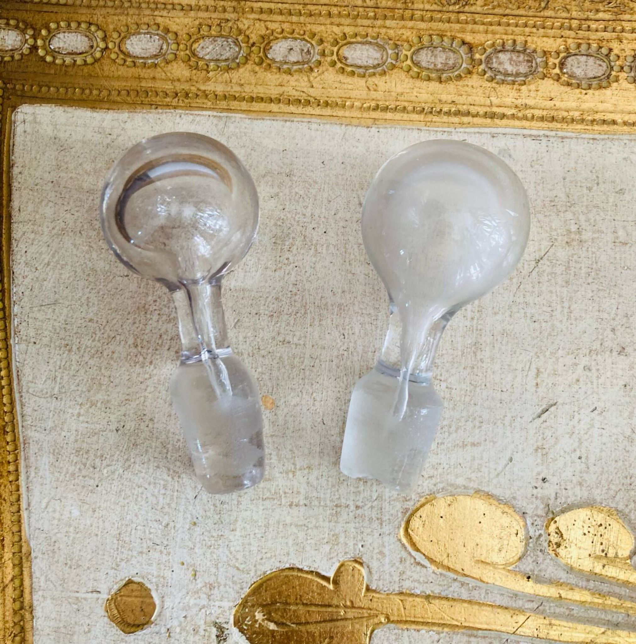 Wine pitchers or carafes in glass from the 19th century.
