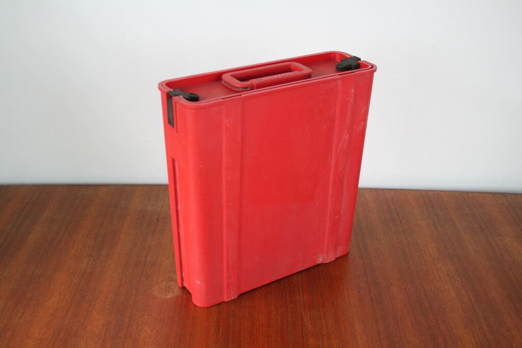 Writing portable Olivetti Valentine Ettore Sottsass 1969 vintage machine