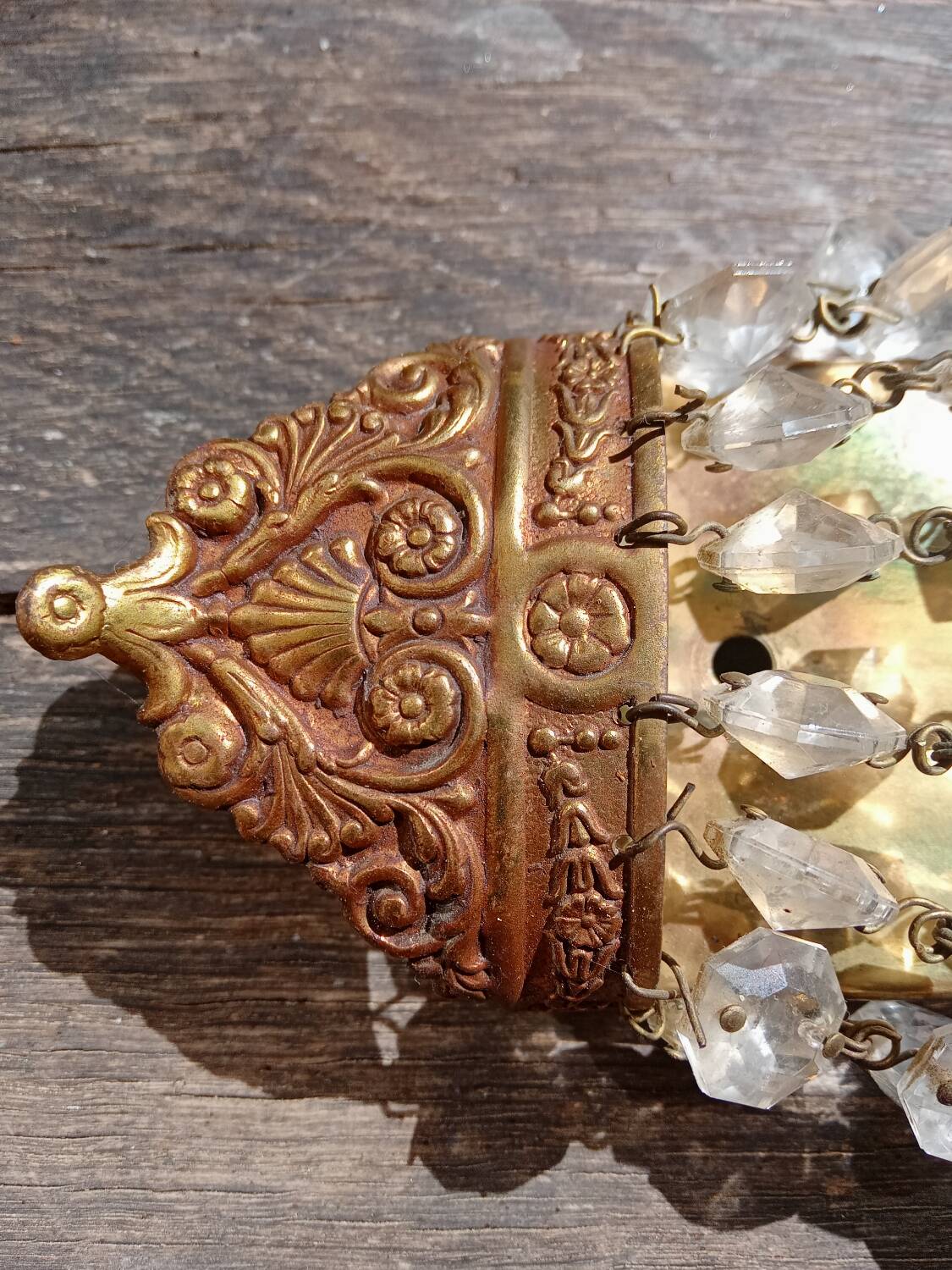 Balloon wall lamp with tassels