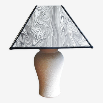 Lampe pied vintage granité et abat-jour pyramide en papier marbré