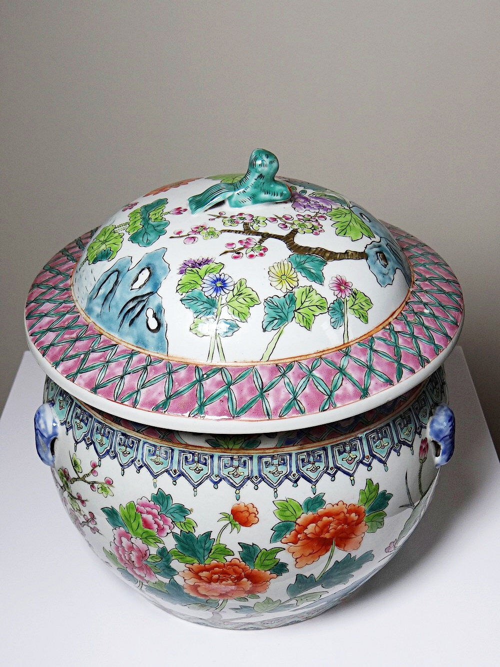 Large covered vase in Chinese porcelain, floral famille rose decoration.