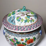 Large covered vase in Chinese porcelain, floral famille rose decoration.