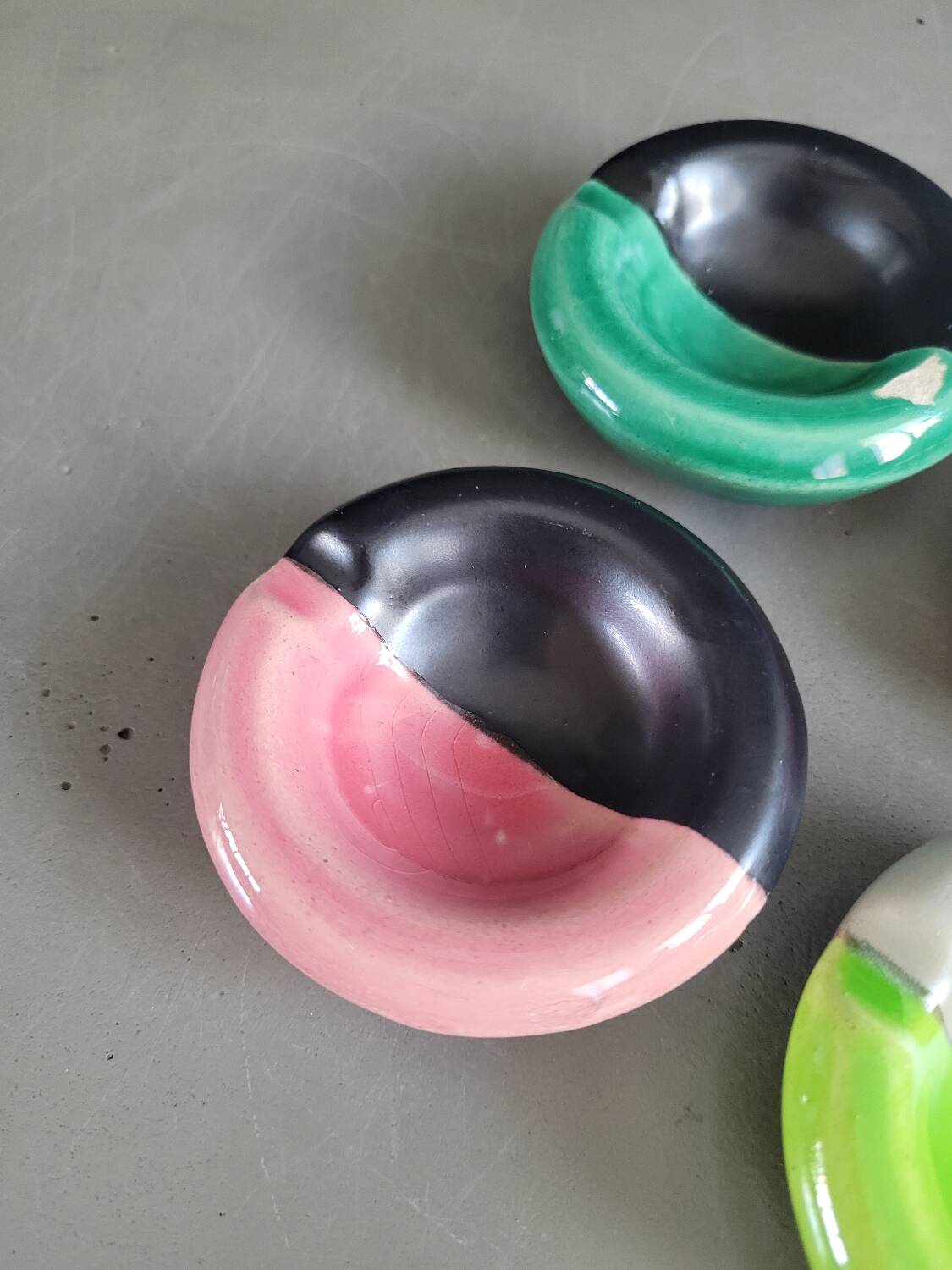 Lot de 4 petits cendriers individuels en céramique