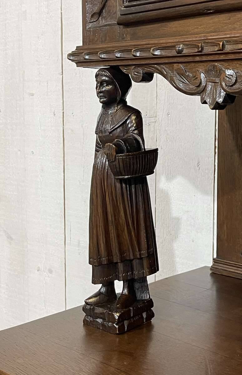 Buffet Breton 2 corps début XXème en châtaignier richement sculpté