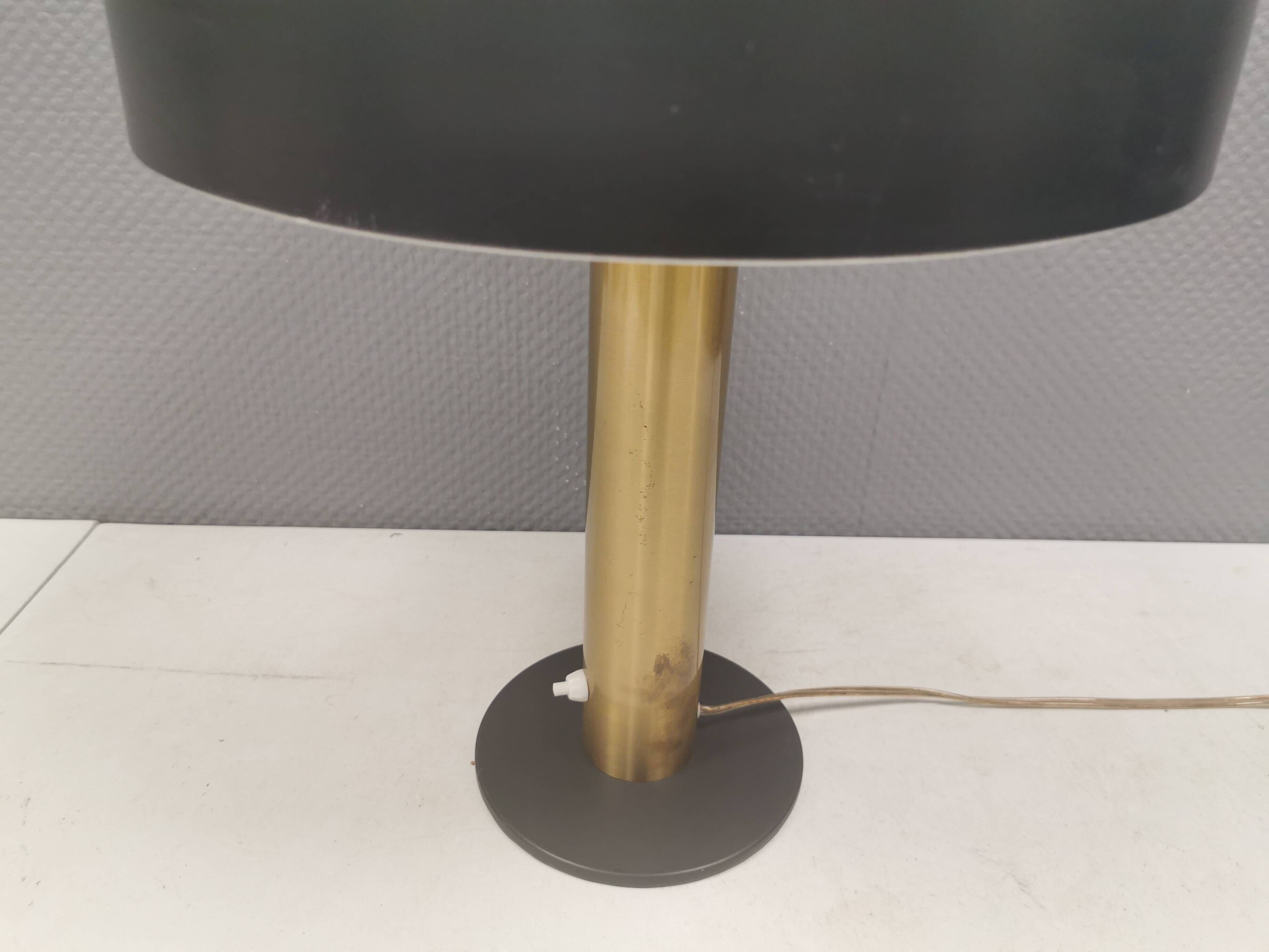 Lampe de table danoise avec une base en laiton massif et un abat-jour en métal laqué gris.