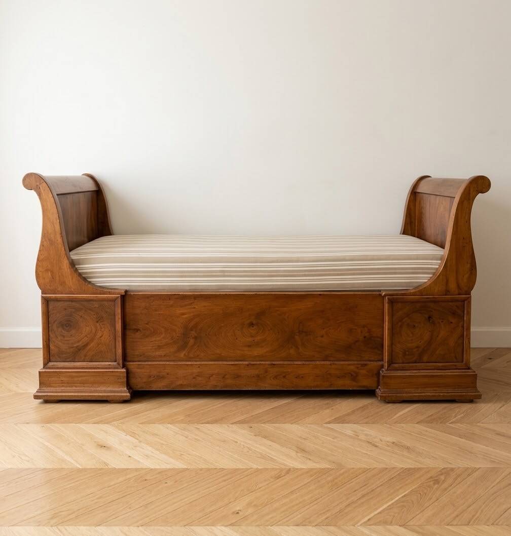 Lit bateau / Banquette ancienne noyer massif – Style Louis-Philippe –