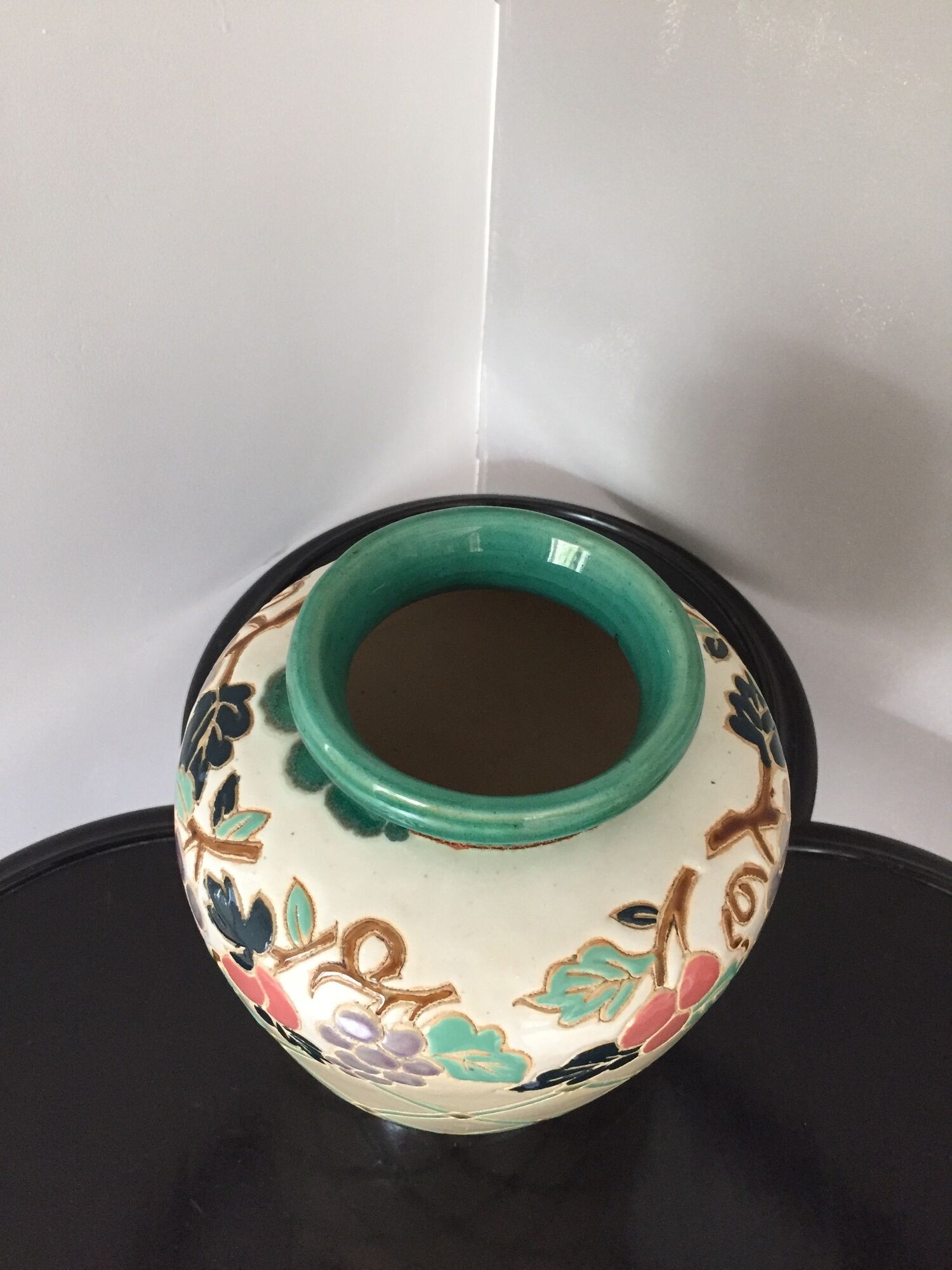 Vase in sandstone with decorations of diamonds and fruits