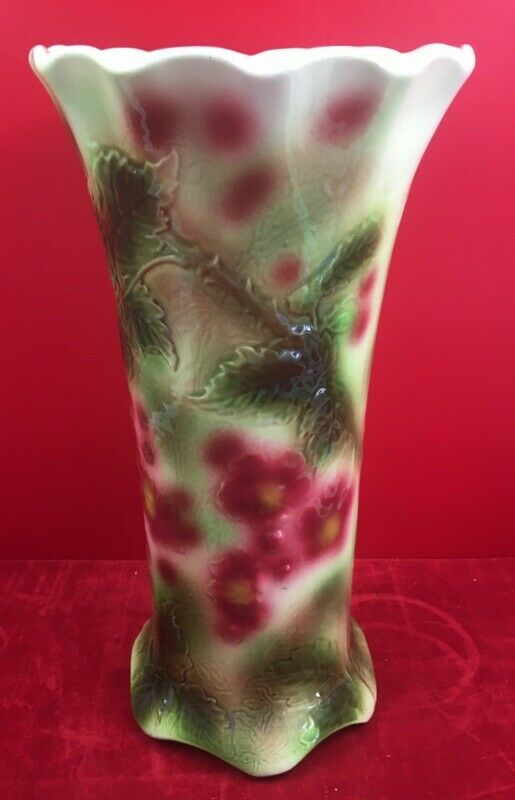 Vase cone decoration to the dabbling birds of Saint Clement