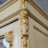 Armoire Vénitienne style Louis XV baroque estampillée en bois laqué et doré