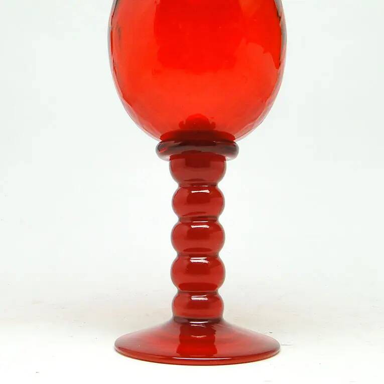 Gobelet décoratif baroque, en verre rouge, KIS, Institut du verre de Cracovie, années 1970