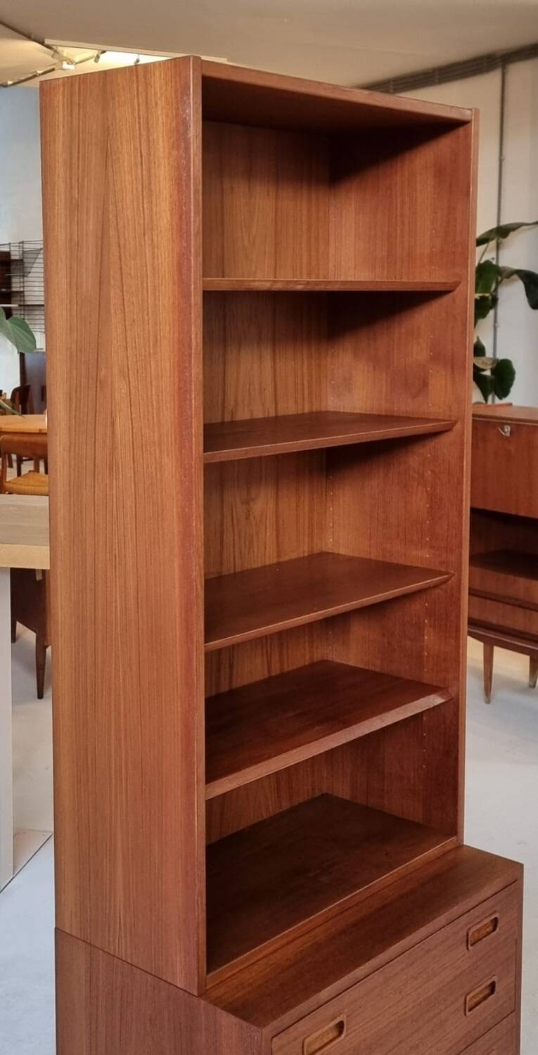 Bibliothèque haute du milieu du siècle
