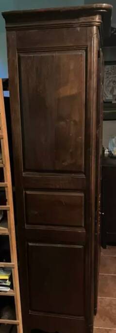 Old sculpted Breton bonnetière