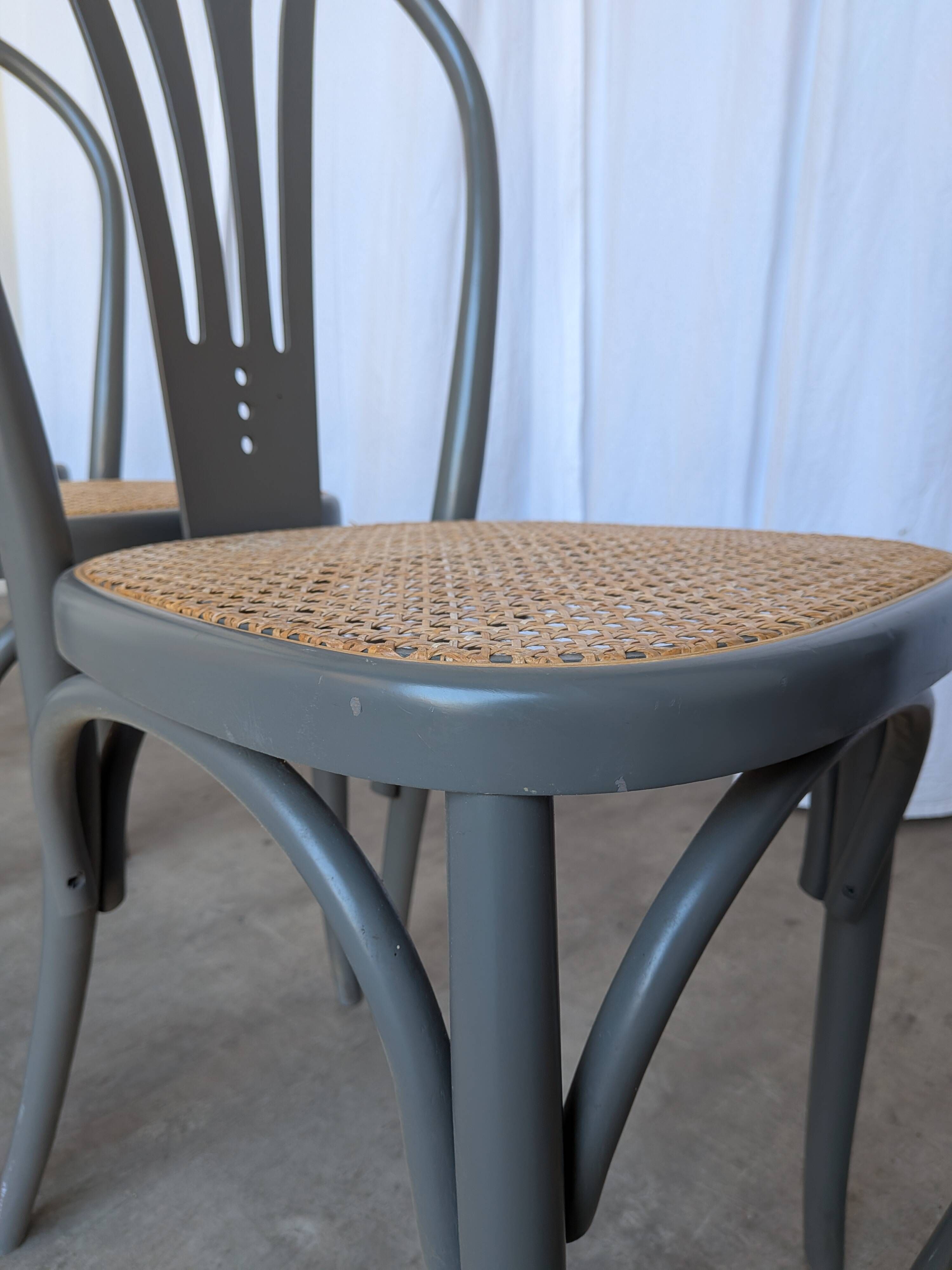 Ensemble de 6 chaises de salle à manger vintage grises en bois cintré : style Thonet, assise en cannage.