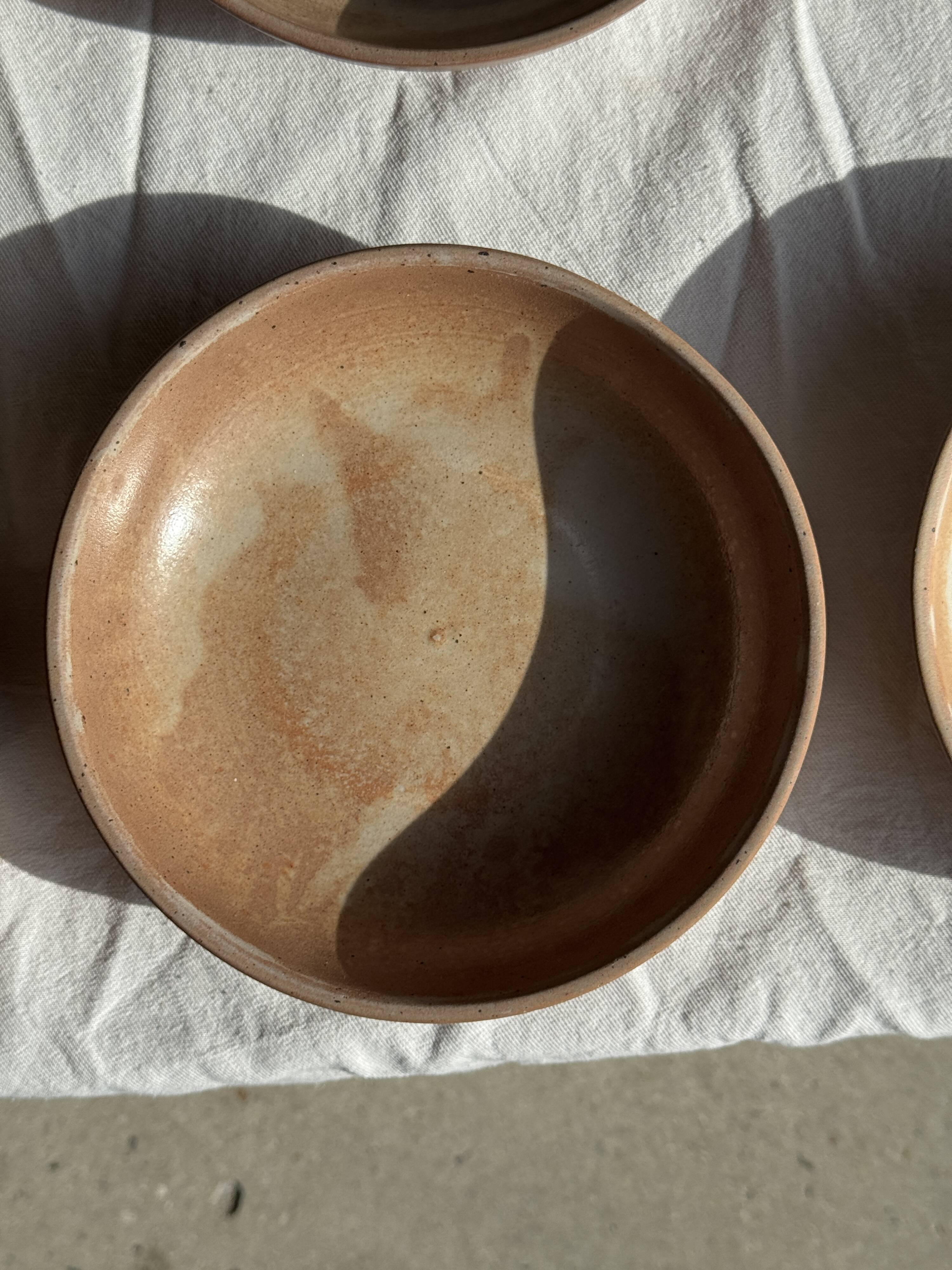 11 assiettes creuses artisanales vintage en grès mat