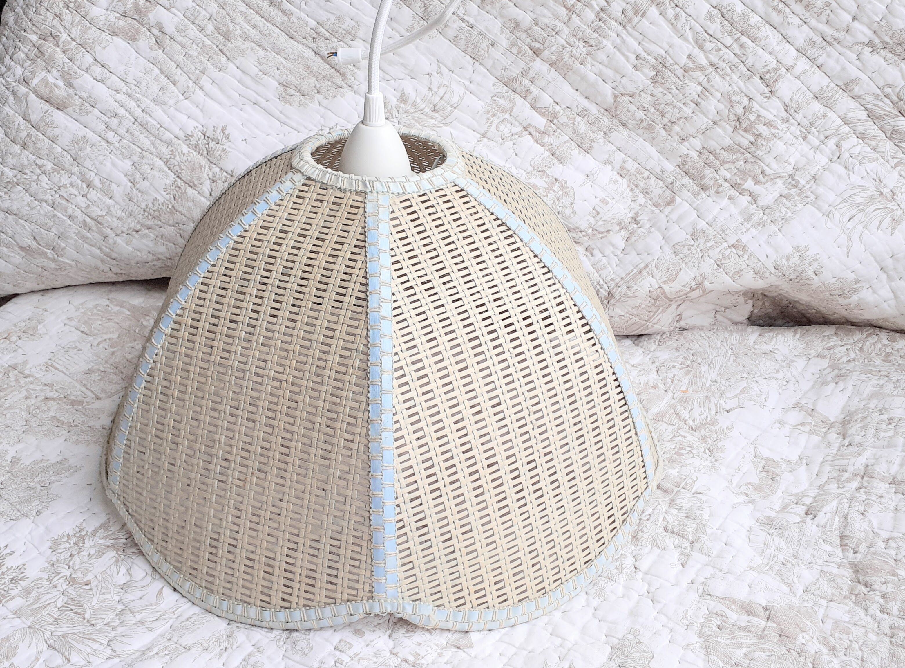 Suspension fleur cannage et ruban bleu