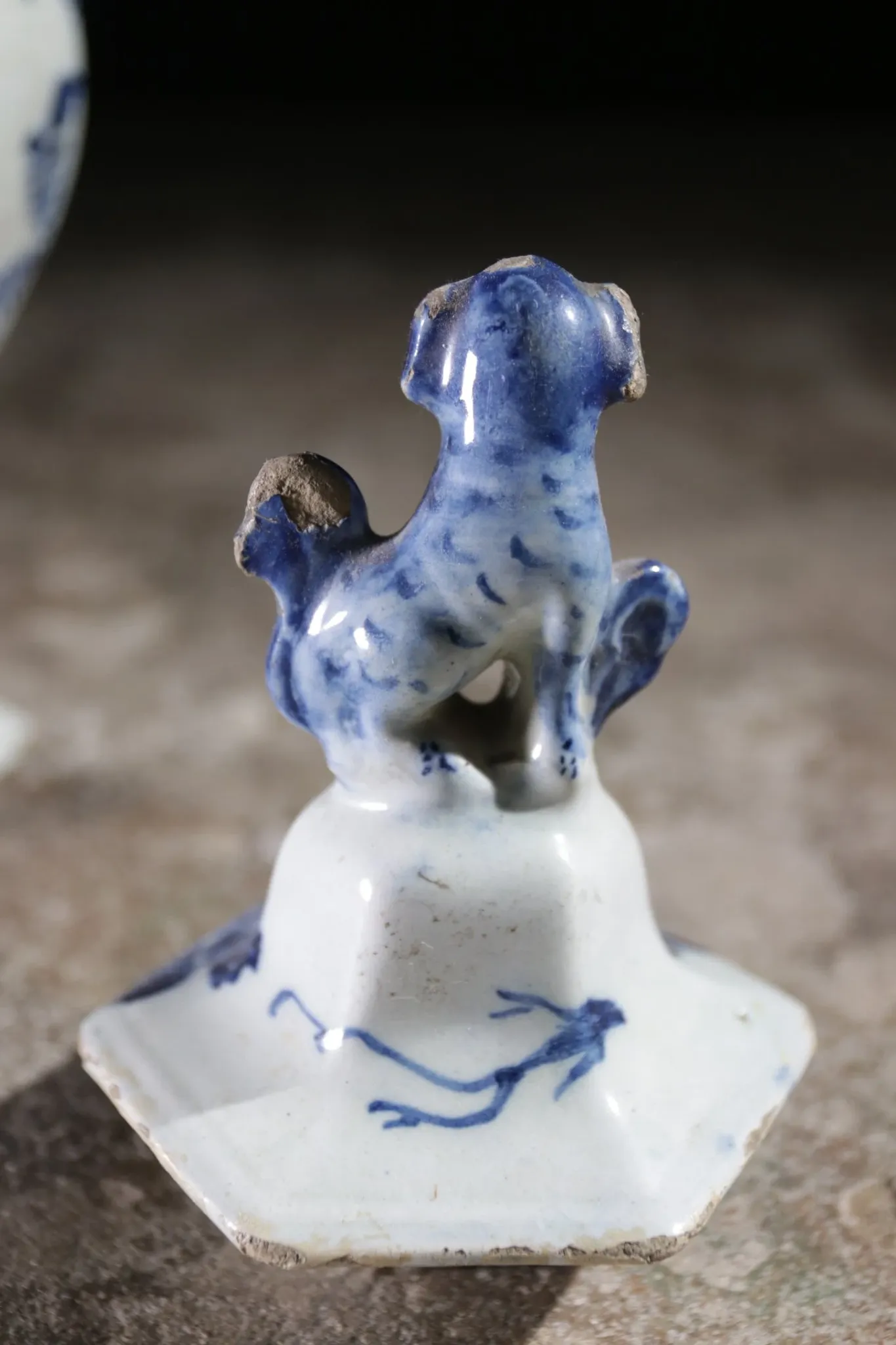 Pair of 18th-century Delft lidded vases – Pieter van den Briel, 't Fortuyn