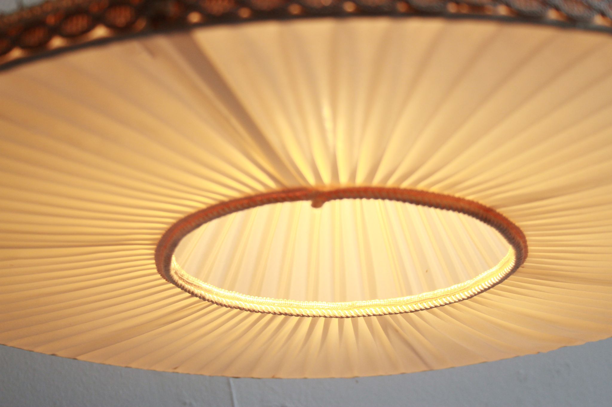 Lampadaire des années 1950 en laiton avec abat-jour plisée