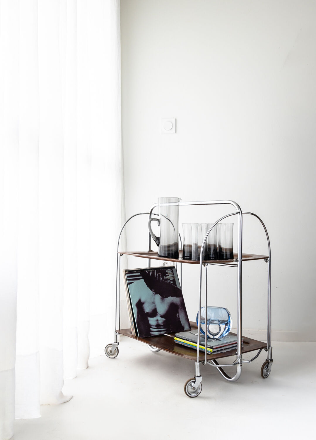 Foldable service on vintage wheels