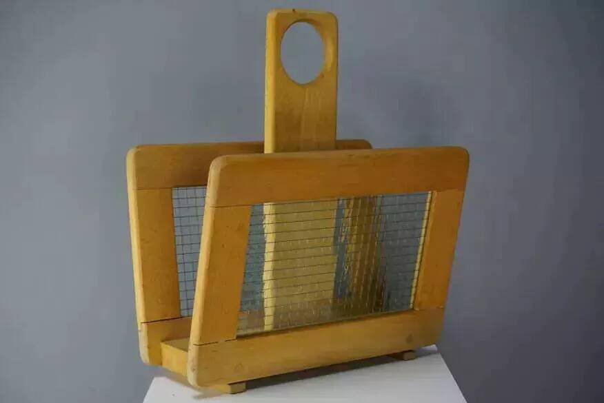 Porte-revues en bois et verre