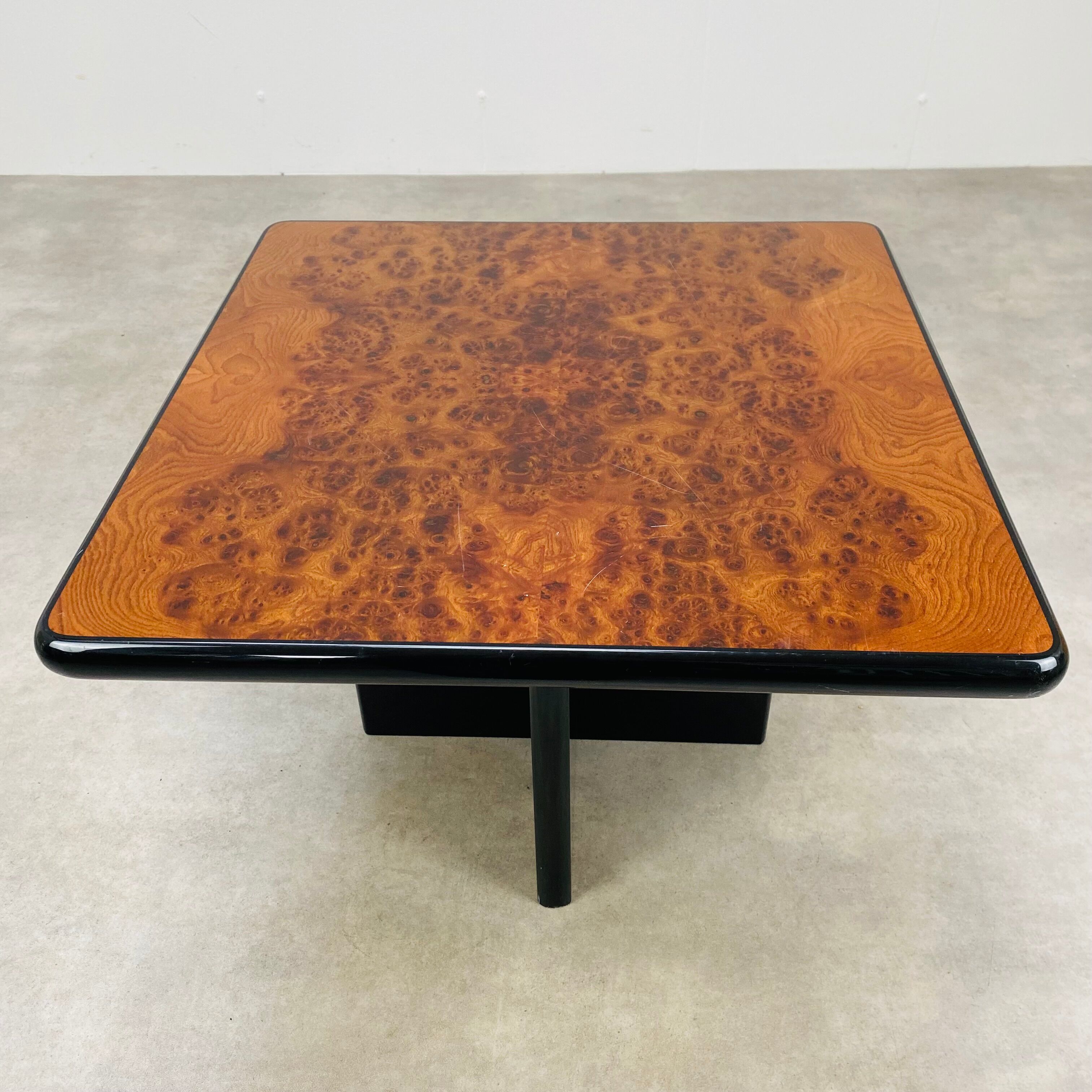 Table d'appoint bout de canapé années 70 en loupe d'orme
