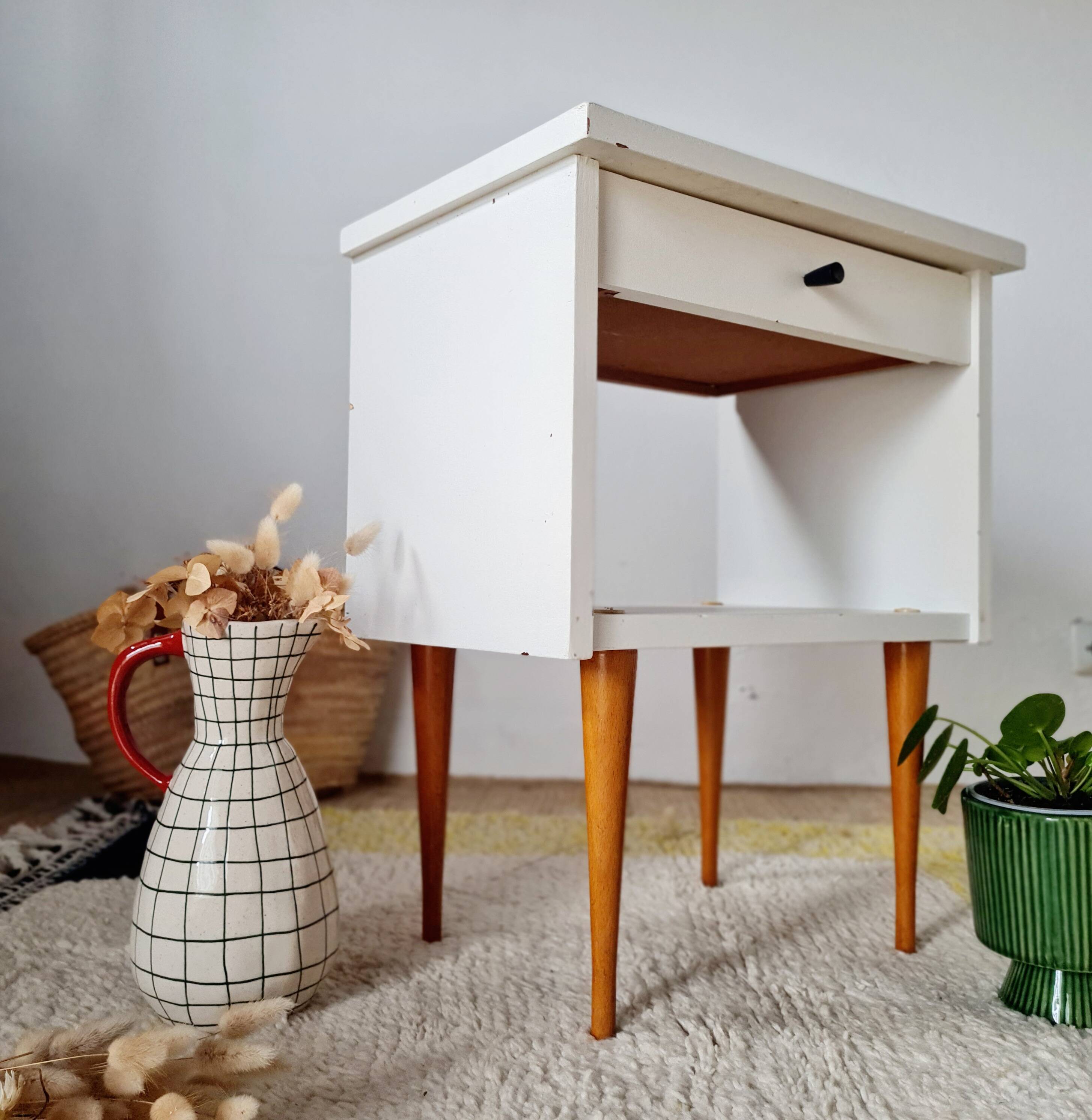 Vintage bedside table with tapered legs - white