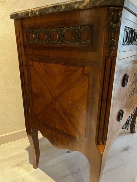 Commode pieds galbes marqueterie et marbre et garnitures