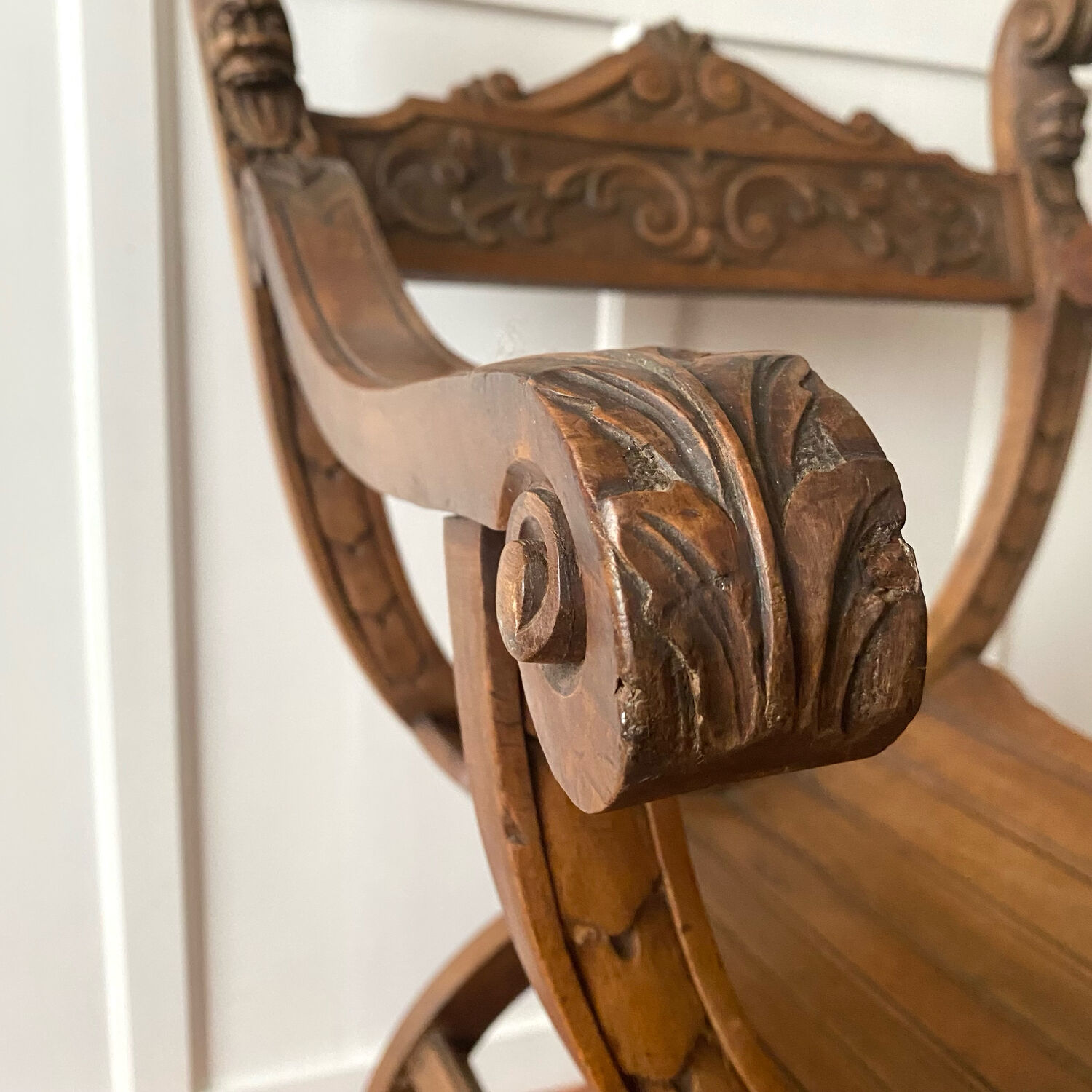 Dagobert armchair in carved wood