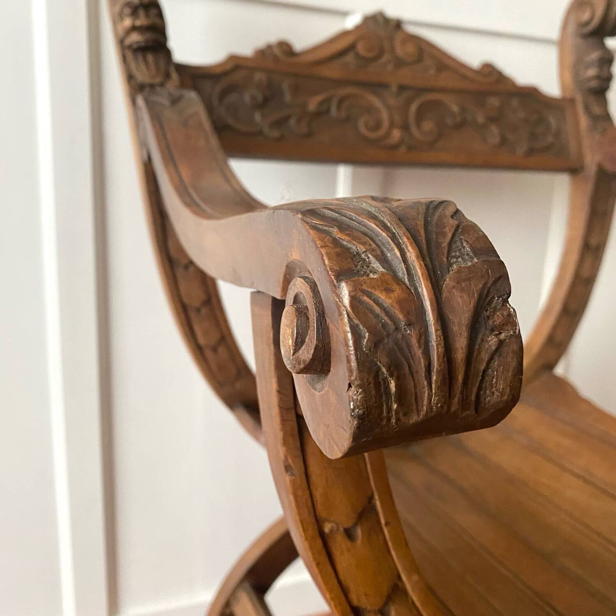 Fauteuil Dagobert en bois sculpté