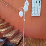 Lampadaire chromé à trois branches globes en opaline, années 70