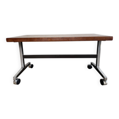 Table d'appoint en bois avec piètement en chrome sur roulettes
