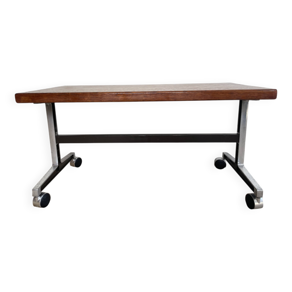 Table d'appoint en bois avec piètement en chrome sur roulettes