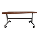 Table d'appoint en bois avec piètement en chrome sur roulettes