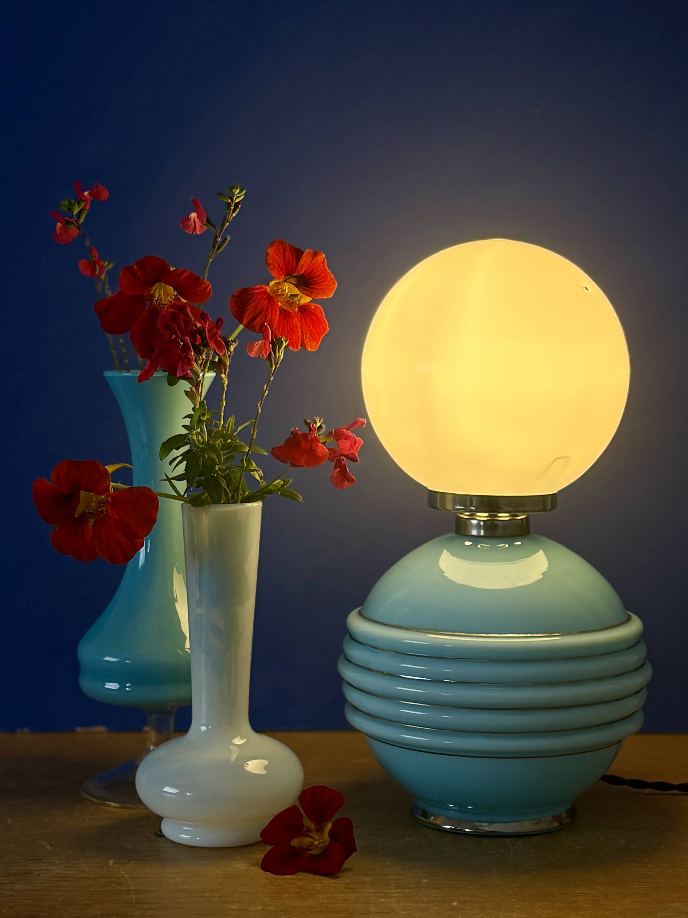 Lampe à poser vintage en opaline bleu et blanche