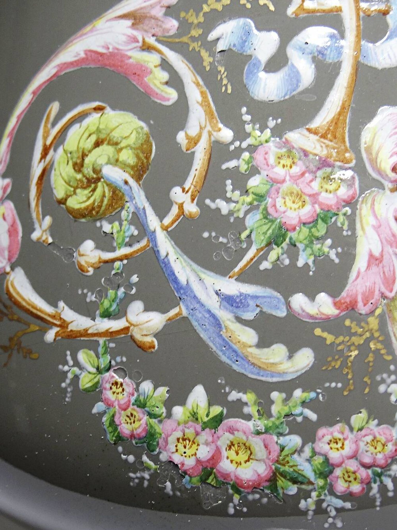 Grand cache-pot ancien en porcelaine émaillée, décor rocaille à l’oiseau, XIXe