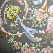 Grand cache-pot ancien en porcelaine émaillée, décor rocaille à l’oiseau, XIXe