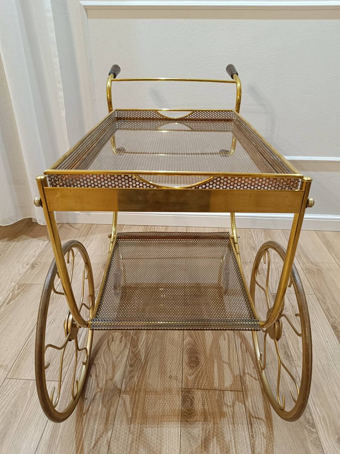 Desserte en laiton et cuivre par Josef Frank pour Svenskt Tenn