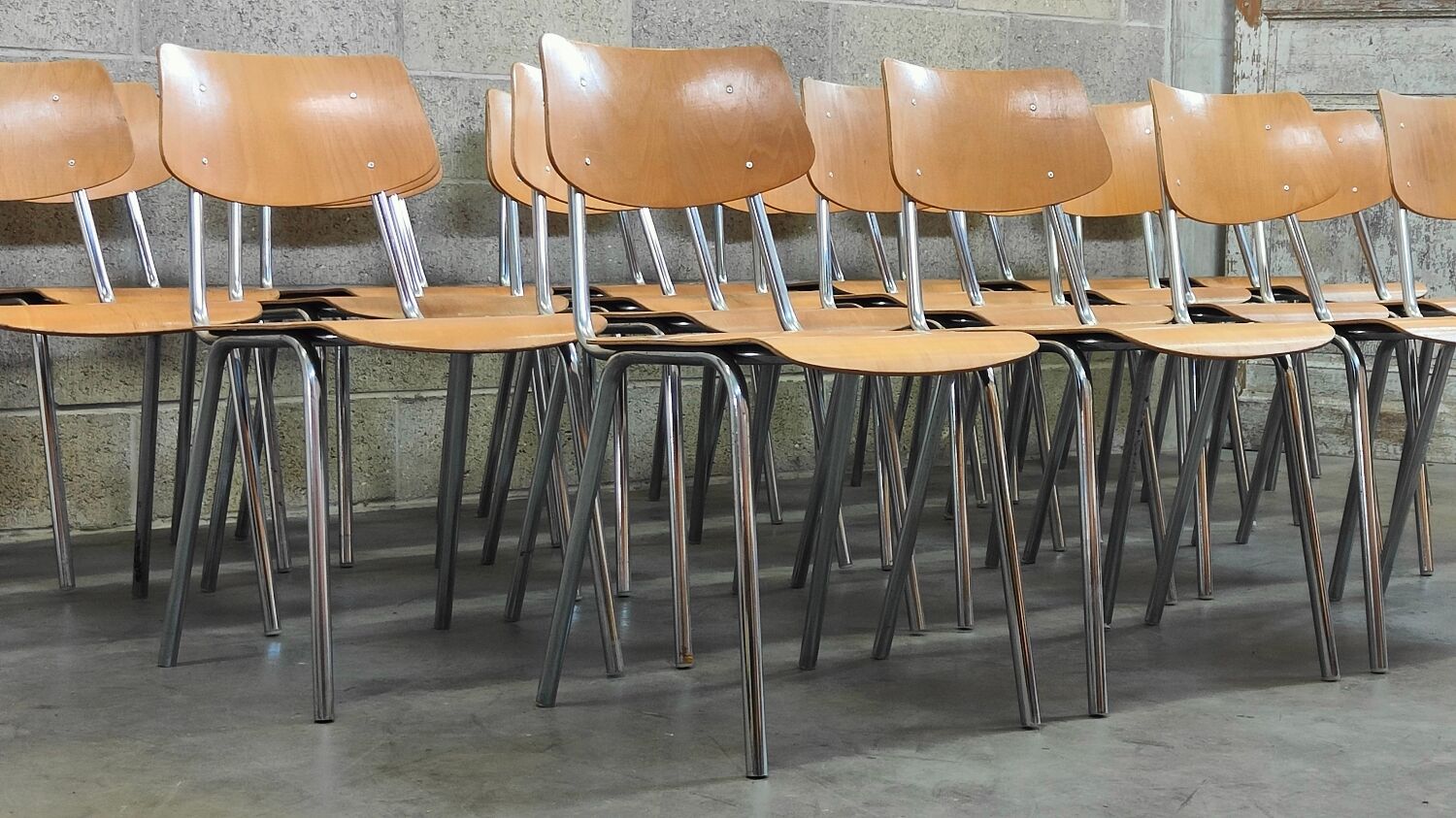 Lot de 22 chaises d'école tchèque " Kovonax" chrome et bois 1950