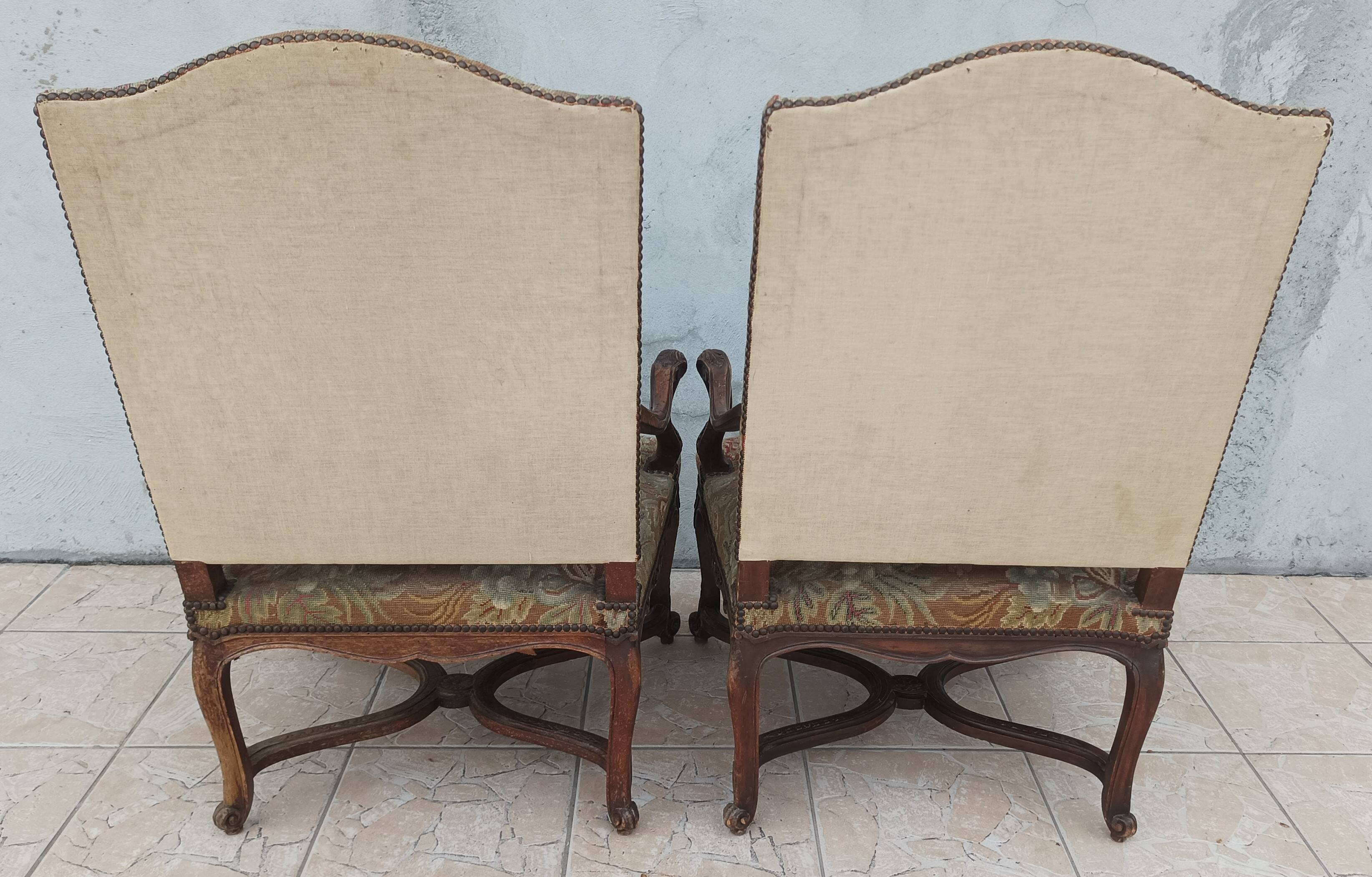 Paire de fauteuils Régence en noyer sculpté