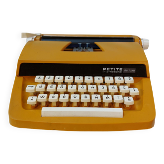 Vintage toy - luxury petite international typewriter by playcraft