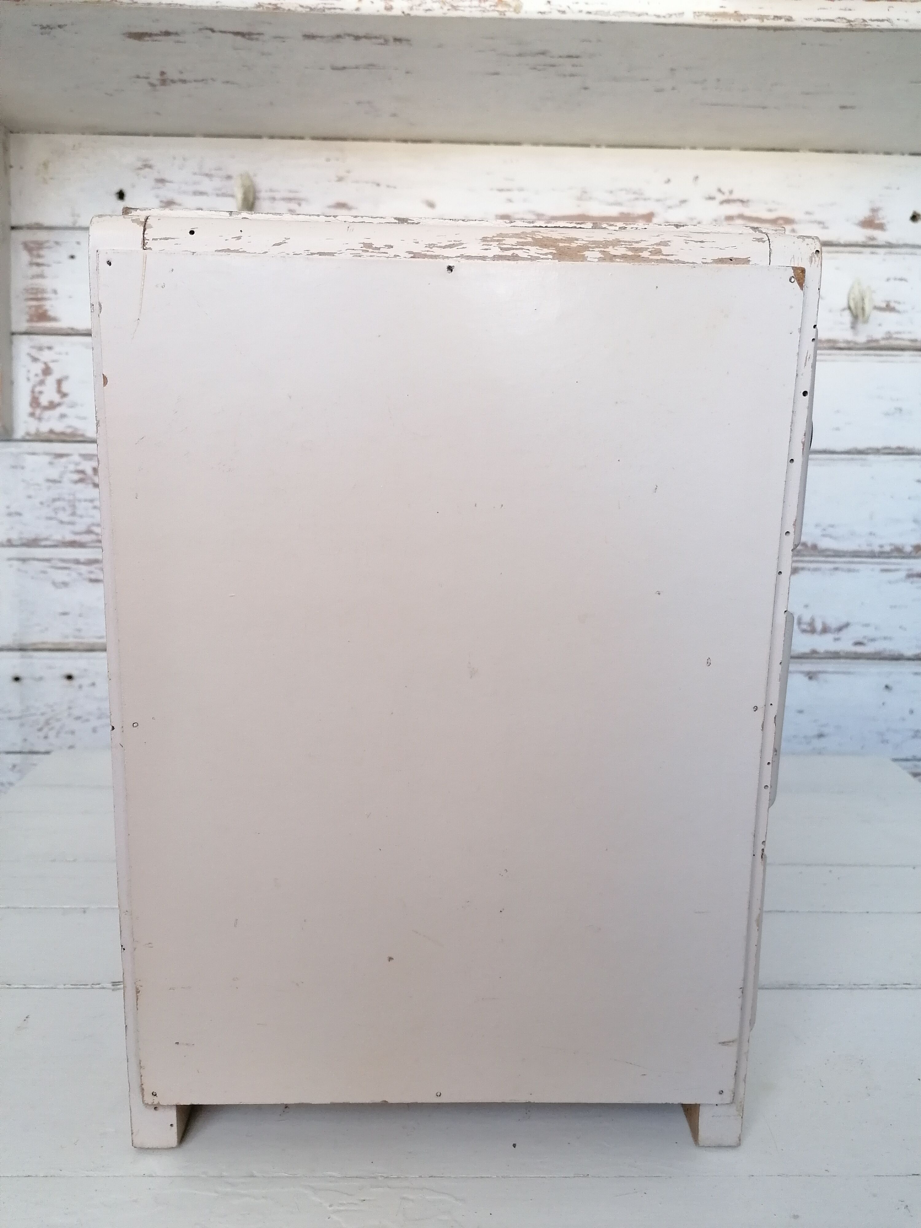 Small storage unit to lay