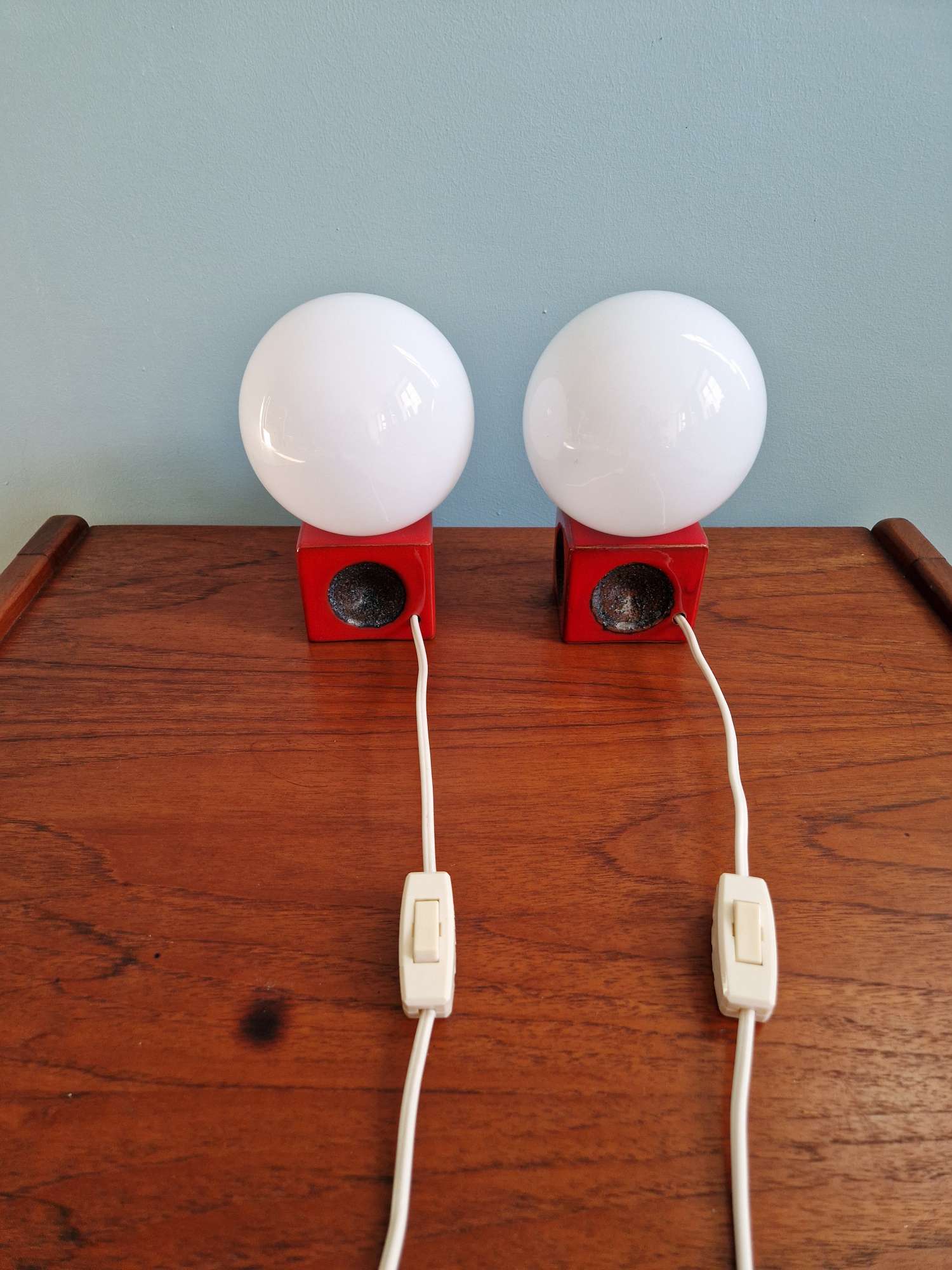 Paire de lampes de chevet en céramique rouge et opaline blanche, 1970