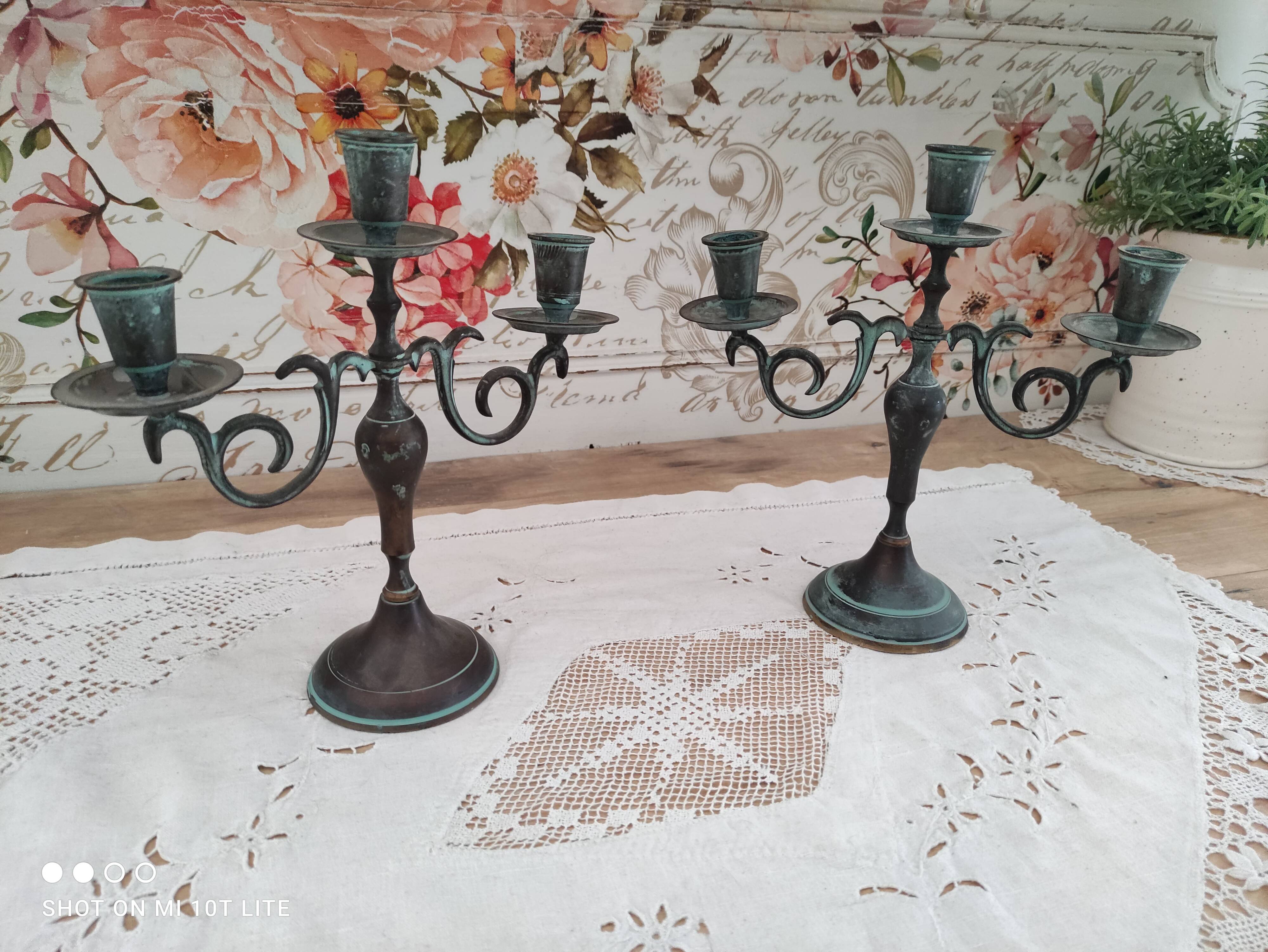 Set of 2 candlesticks 3 bobèches in patinated brass vert-de-gris