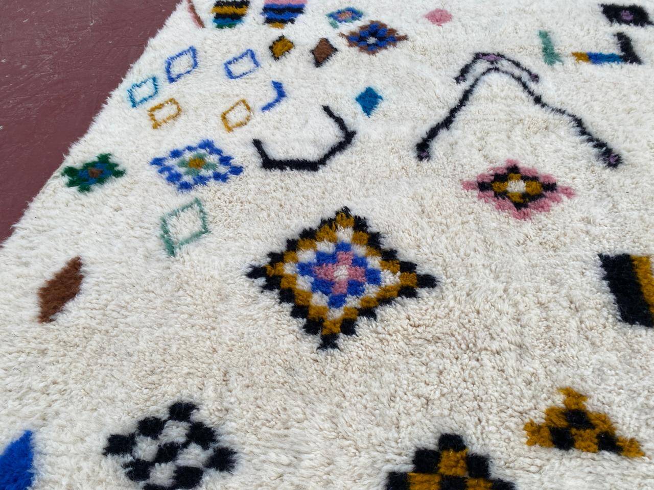 Tapis berbère Beni Ouarain 300x200 cm – Laine écrue motifs symboliques