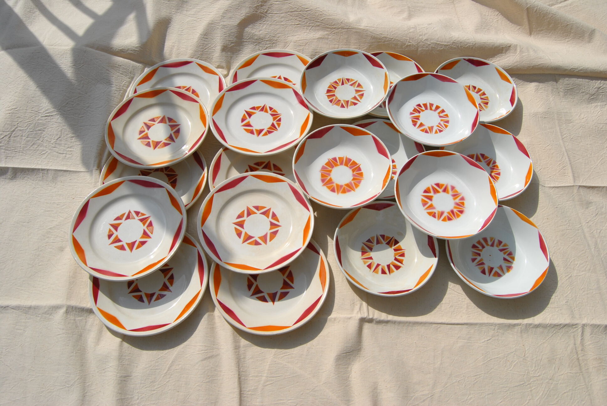 Series of 20 modernist plates Faïencerie de Castres