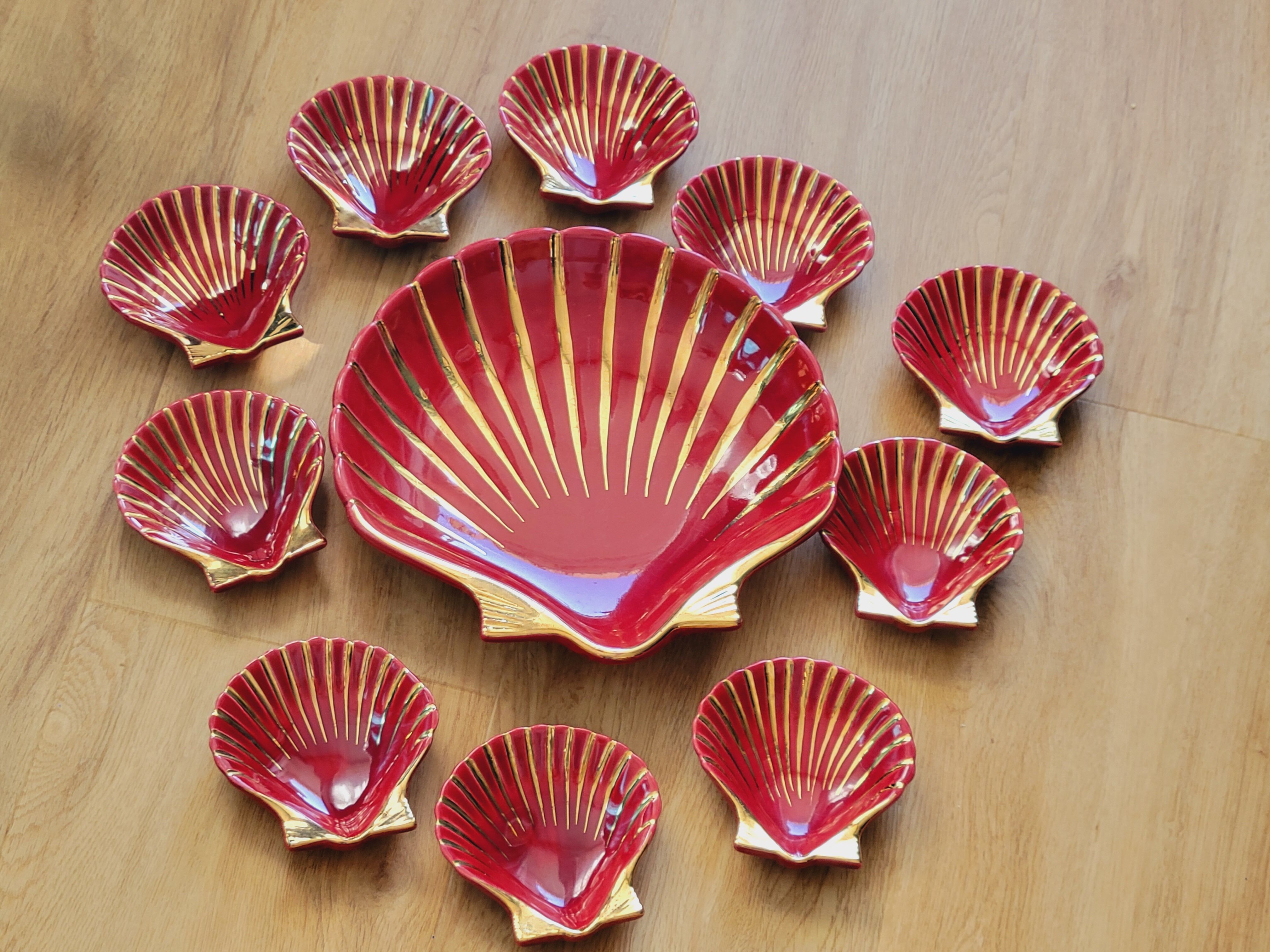 Proceram Aubagne service in red and gilded ceramic shell St Jacques 1950