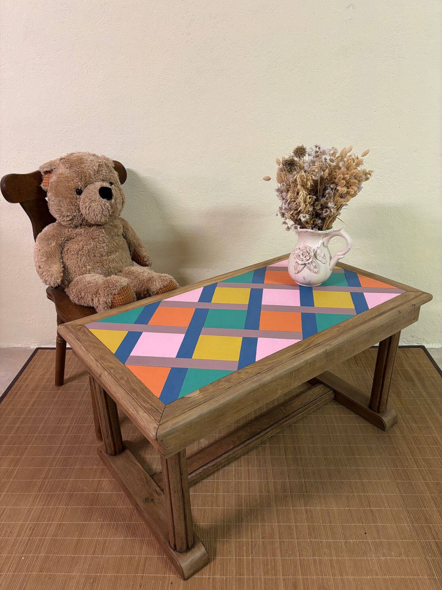 Table basse en bois revisitée - plateau géométrique coloré