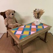 Table basse en bois revisitée - plateau géométrique coloré