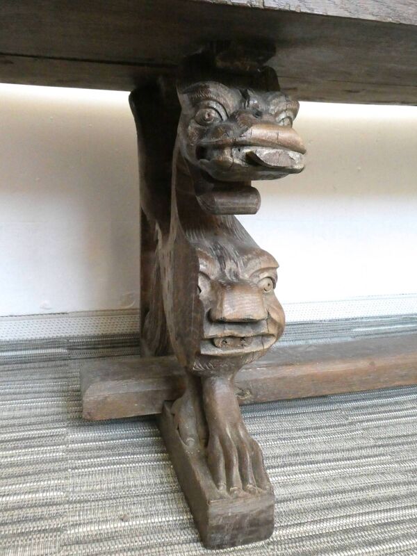Banc gothique en bois massif têtes de grotesques sculptés